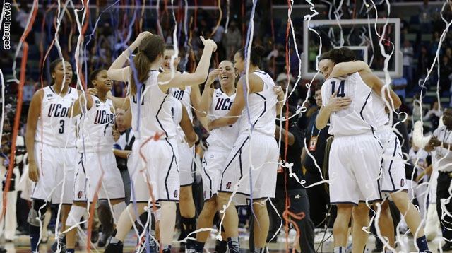 Louisville women's basketball honors 2009 Final Four team