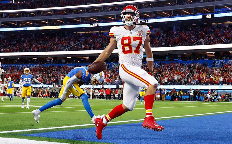 Kelce Scores 3 Touchdowns, Chiefs Rally Past Chargers 30-27