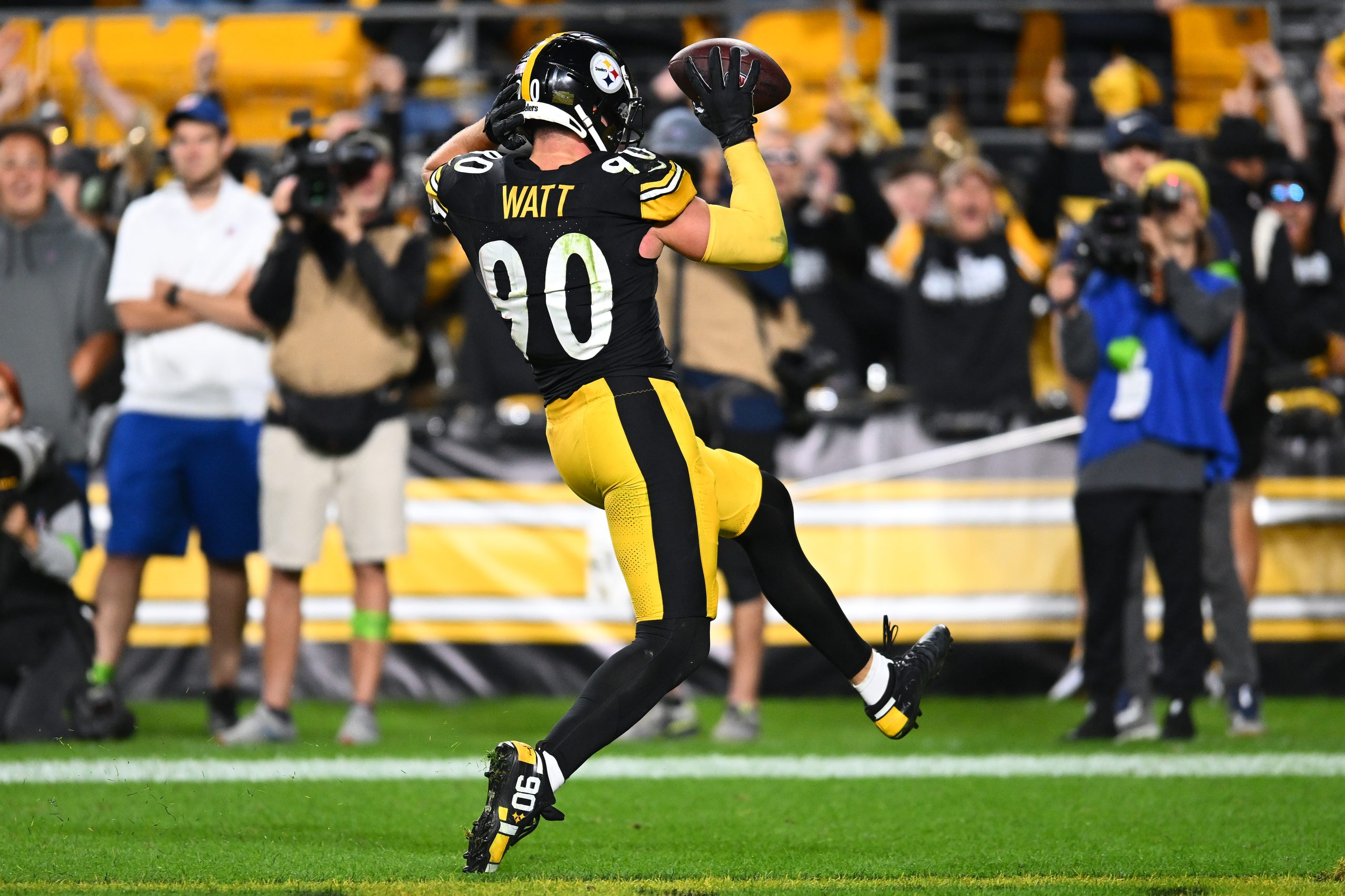 Pair of defensive touchdowns help Steelers outlast Browns on 'Monday Night  Football'